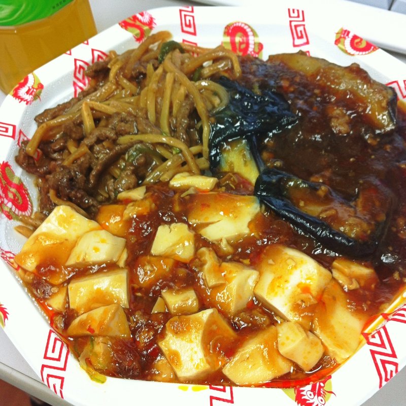 3色丼（青椒肉絲＆麻婆豆腐＆麻婆茄子）(元祖 紙やき ホルモサ 新青山ビル （カミヤキ ホルモサ）)