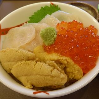 三色丼(うにむらかみ函館店)