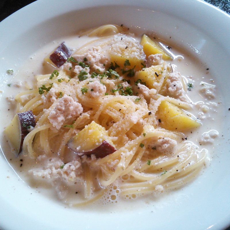 さつまいもと鶏肉のクリームパスタ(O2CAFE)