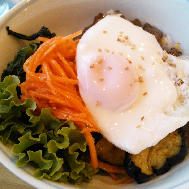 ビビンバ風ビーフ丼(Cerise Cafe)