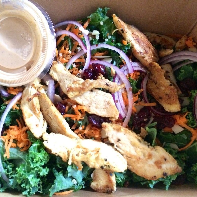 Mustard chicken salad with kale and quinoa (Asia dog)