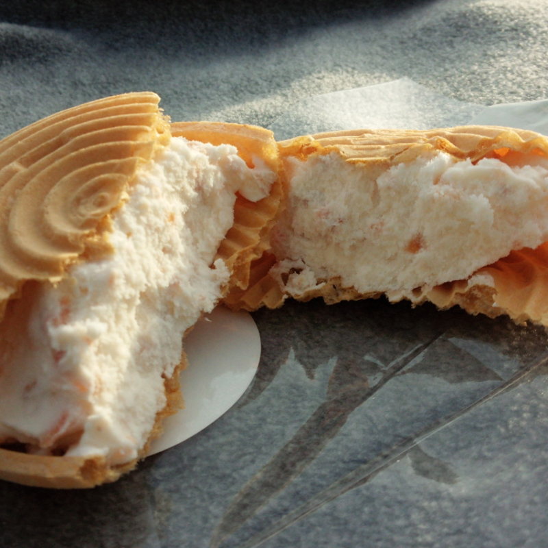 手作り富有柿アイスクリーム　柿もなか(道の駅　富有柿の里いとぬき)