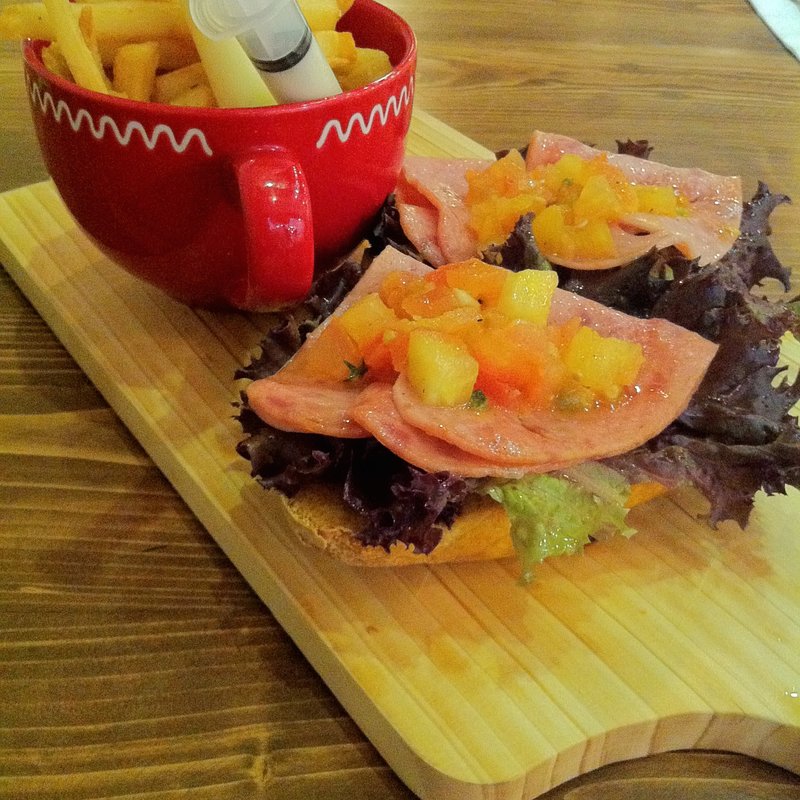 Classic BLT On Curry Bun(Nosh Up)