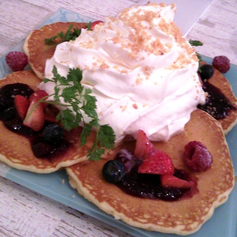 トリプルベリーのボイセンベリーソースパンケーキ(Cafe Holiday)