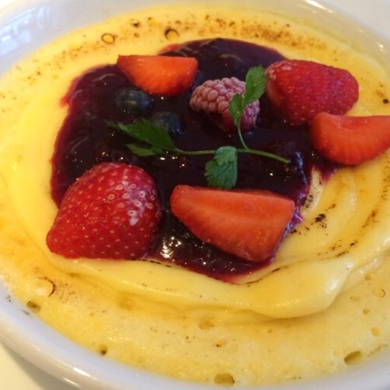 あまおう苺のカスタードブリュレスチームパンケーキ(Cafe Holiday)