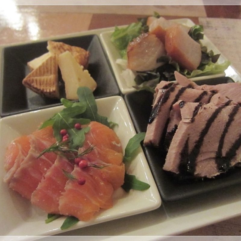 燻製盛り合わせ　(Dining&Bar Motel （ダイニングアンドバー モーテル）)