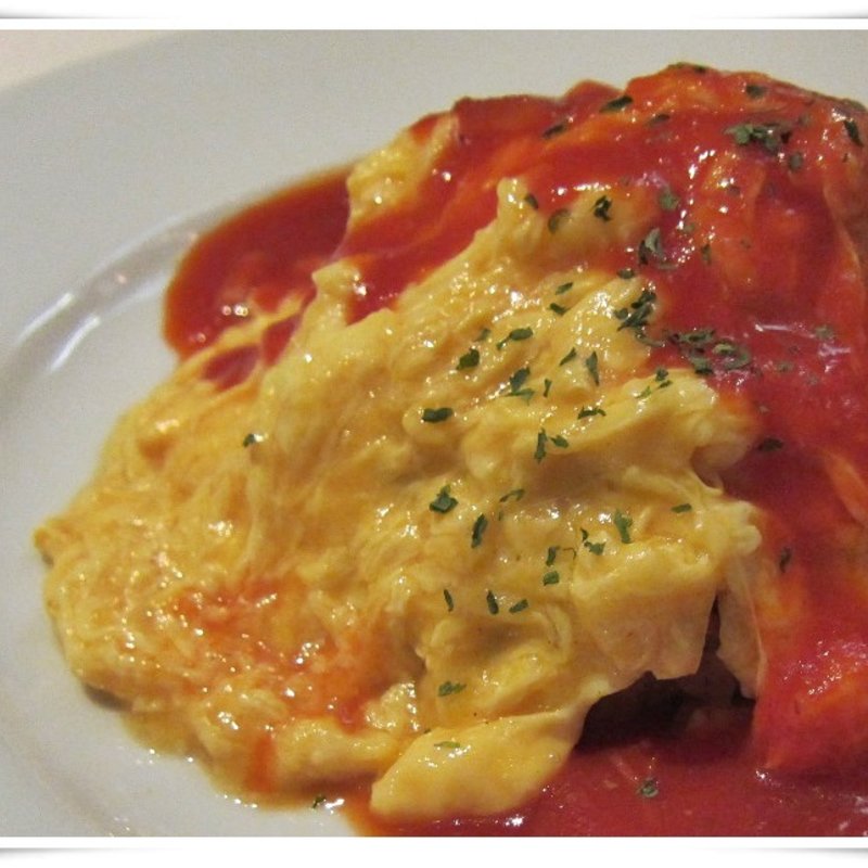 ふわふわ卵のオムライス　チキントマトソース(Le Cafe RETRO)