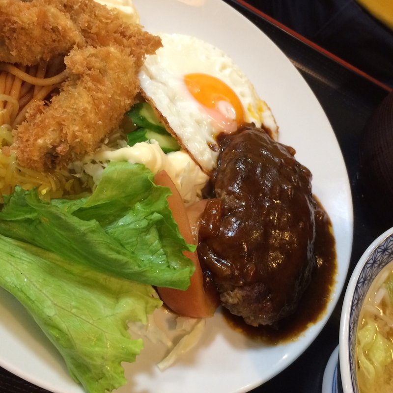 ハンバーグとカキフライの定食(お食事処 淀ヤ)