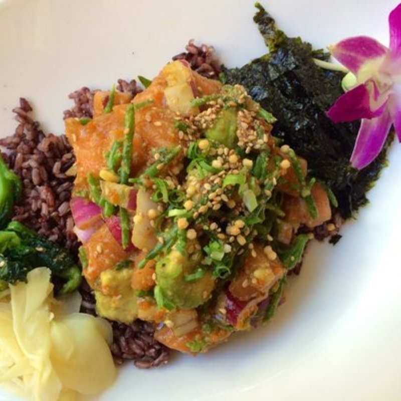 Salmon spicy shoyu poke bowl (Island Vintage Coffee)