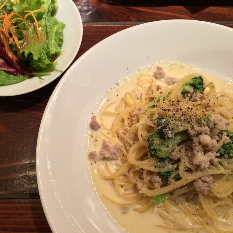 甲州富士桜ポークのミンチとブロッコリーのチーズクリームソース(Cave de ワイン県やまなし)