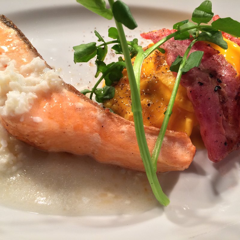 サーモンのグリルとスクランブルエッグ(マーサーブランチ ギンザテラス)