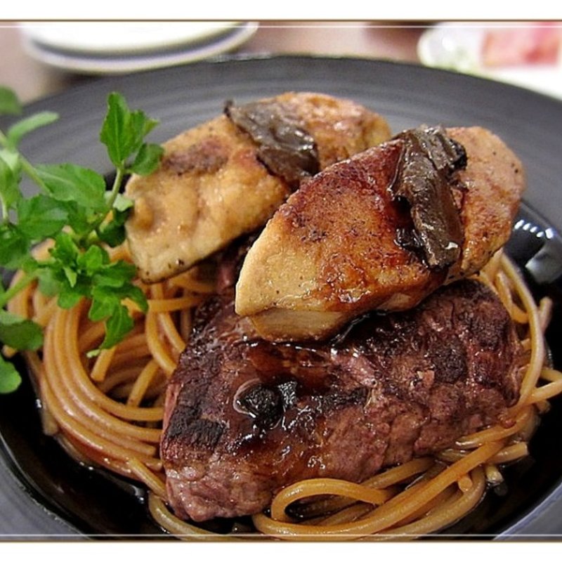 和牛とフォアグラのソテー　トリュフソースパスタ　(Terrace 8890)