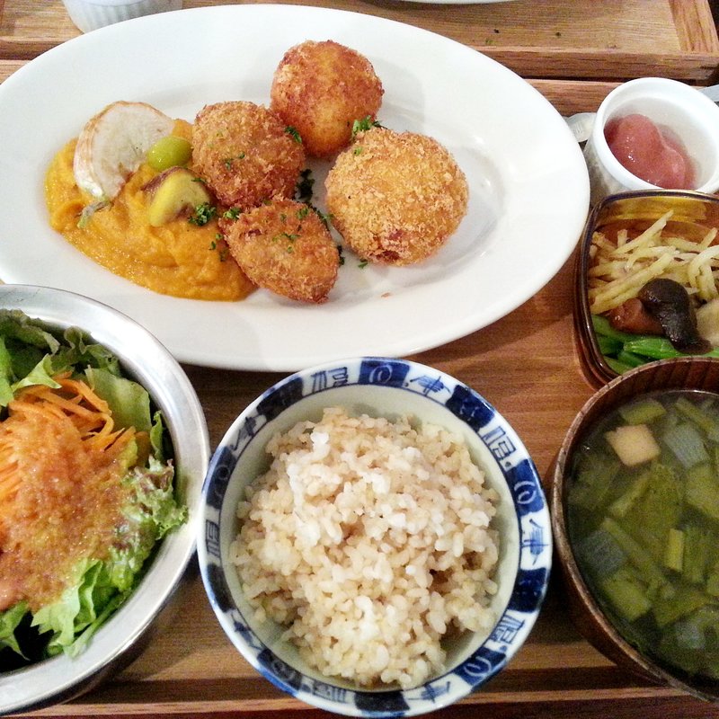 野菜たっぷり3種コロッケ　にんじんのマッシュ添え(キッチン わたりがらす)