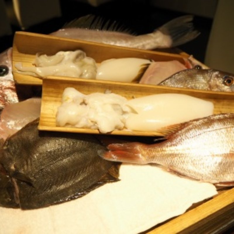 名物「ざる見せ」(淡路島と喰らえ 新宿東口靖国通り店 )