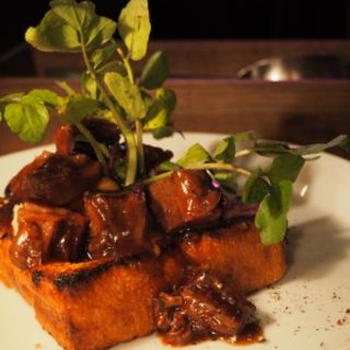 牛バラ肉の赤ワイン煮込みフレンチトースト　(マディソン ニューヨーク キッチン)