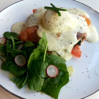 パンケーキエッグベネディクト スモークサーモン＆ほうれん草(サンデージャム 原宿)