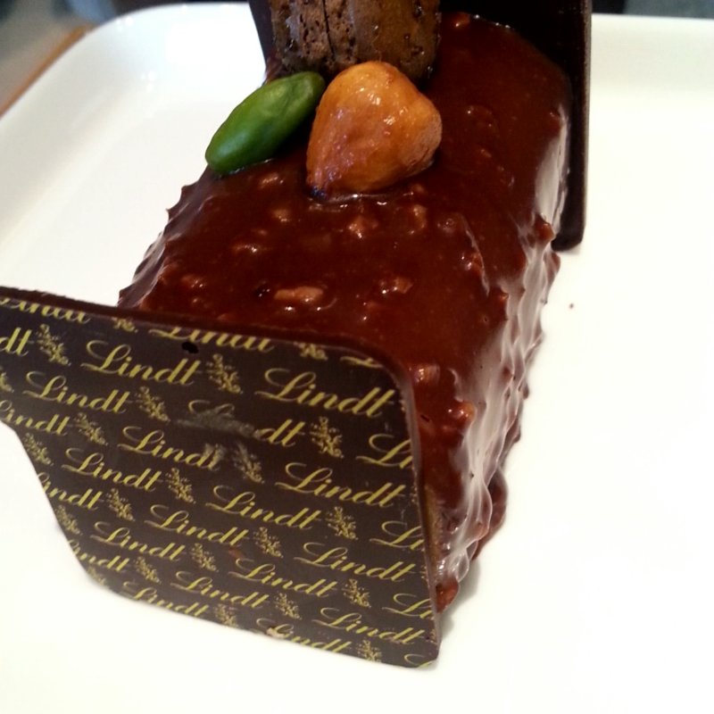 ビュッシュ・ショコラプラリネノワゼット(リンツ ショコラ ブティック＆カフェ 表参道 フラッグシップ)