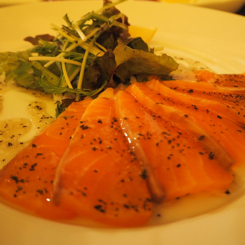 燻製サーモンのカルパッチョ(タペオ王子)