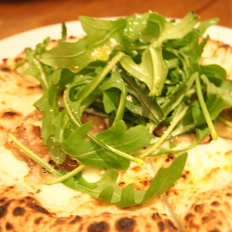 まるみ豚のポルケッタとルッコラセルバチコのピッツァ(ダ チーボ 東京駅店 )