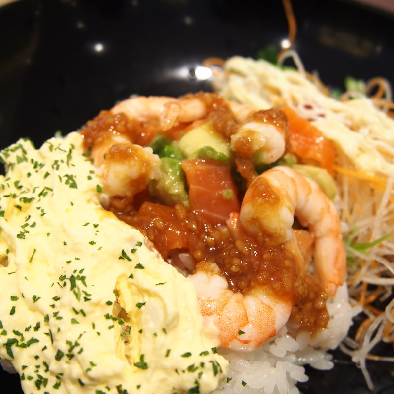 えびアボカドサーモンのたまごサラダ丼(魚とと)