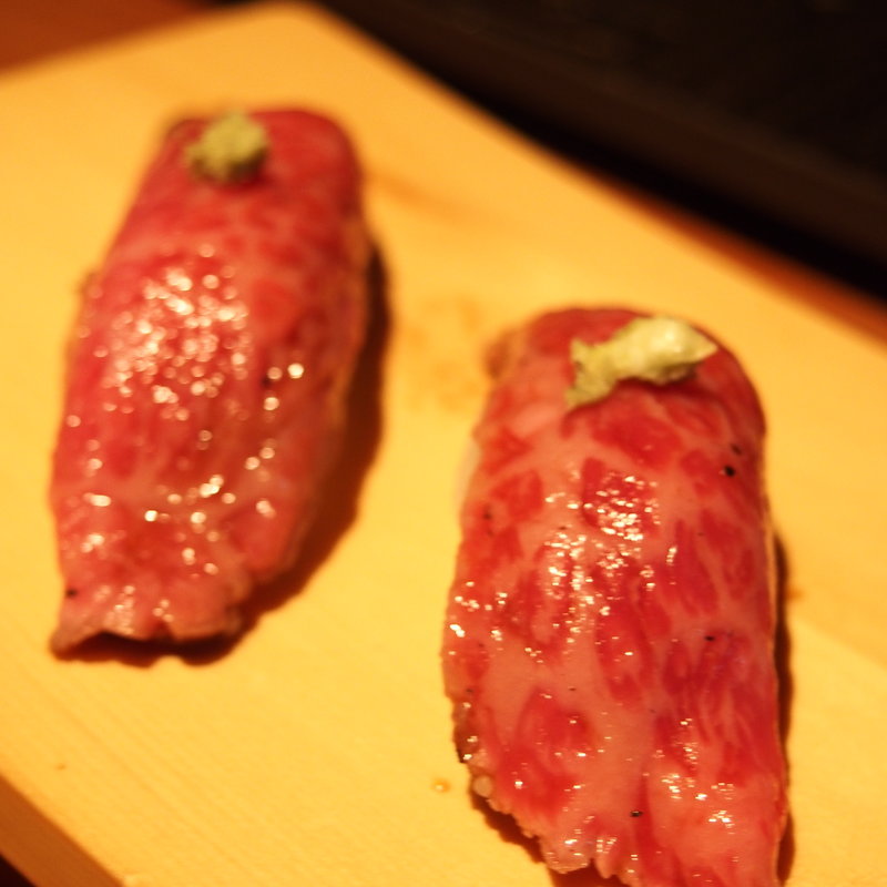 黒毛和牛の霜降りサーロインの炙り握り(串焼専門 佐五右衛門)