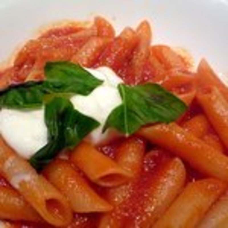 トマトとモッツァレラチーズのペンネ(Trattoria Pino （ピノ）)