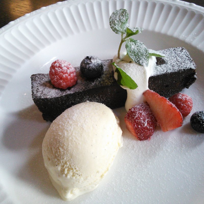 チョコレートのテリーヌ季節果実とバニラアイス添え(Cafe1894)