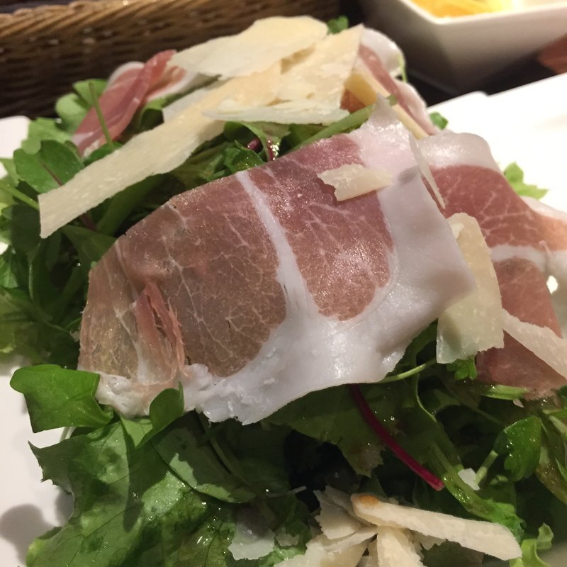 生ハムとパルメジャーノのサラダ(新宿 生ハム )
