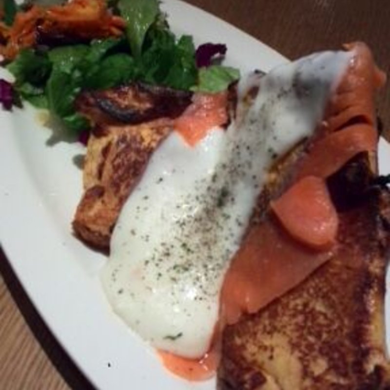 スモークサーモンのブリオッシュオーブンサンド（サラダ付き）(COOKCOOP CAFE  アトレ川崎店)