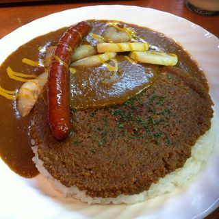 パク森カレー、ポテト・ソーセージ付き(カレー屋 パクパクもりもり 渋谷店)