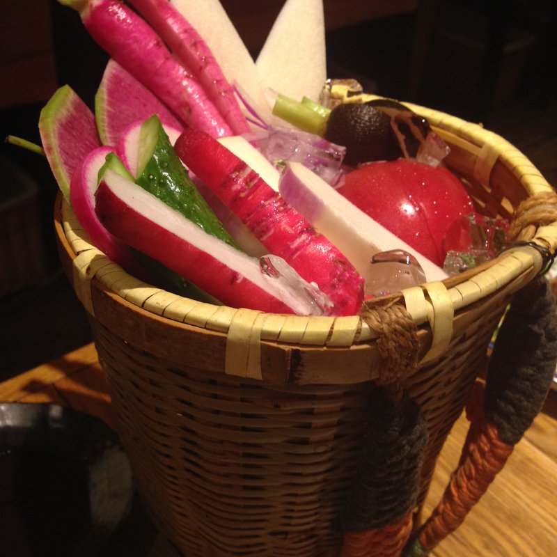背負カゴの生野菜盛り(ひだまり農園)