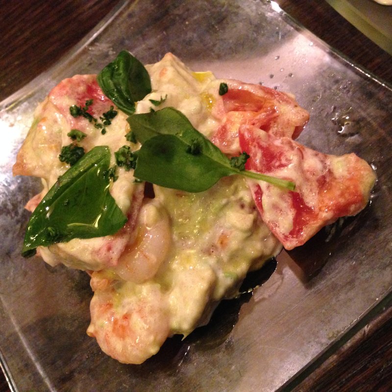 赤エビとアボカドとトマトのカプレーゼ(yaesu 海老バル )