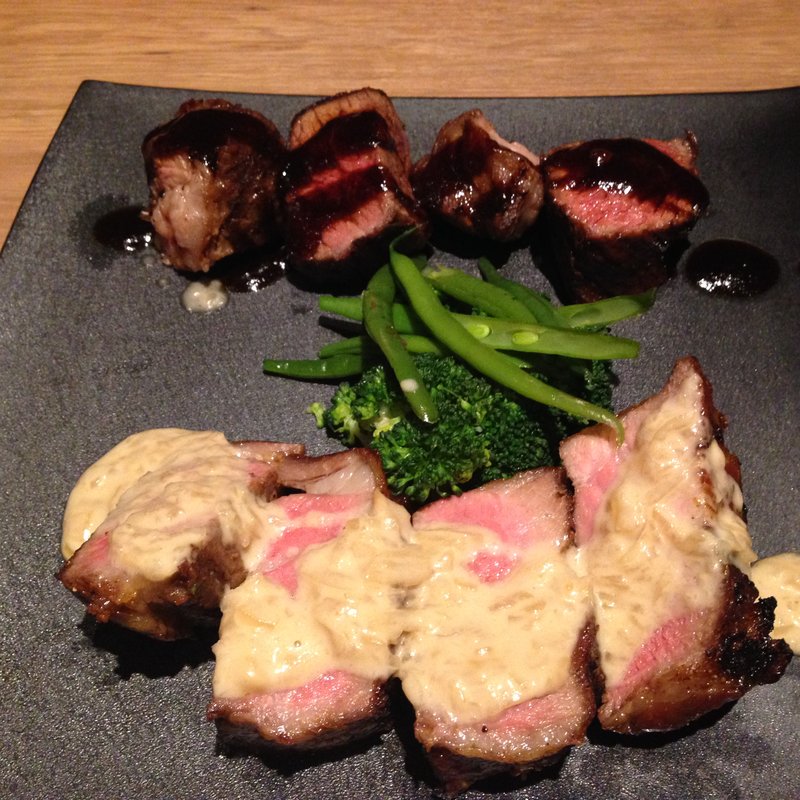 スペイン産イベリコ豚と10日間熟生牛の盛り合わせ(新宿ランブータン)