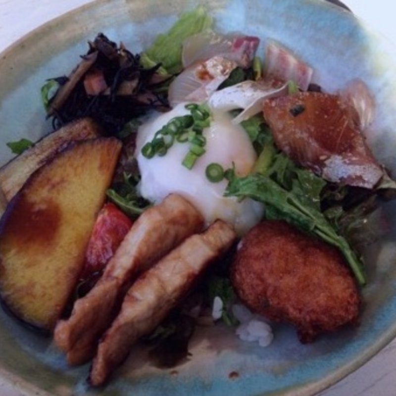 具だくさんのランチどんぶり(ランドシップカフェ)