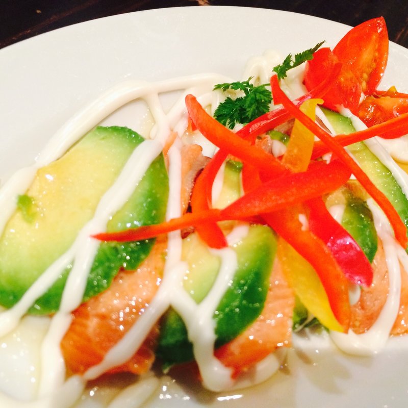 炙りサーモンとアボカドのカルパッチョ(博多豚兵衛 JR博多シティ店)