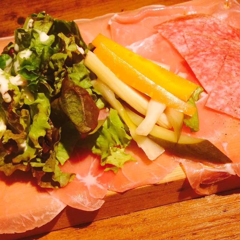 肉屋の生ハムてんこ盛り S(クイーン・オブ・チキンズ 新橋本店 （Queen of Chikens）)