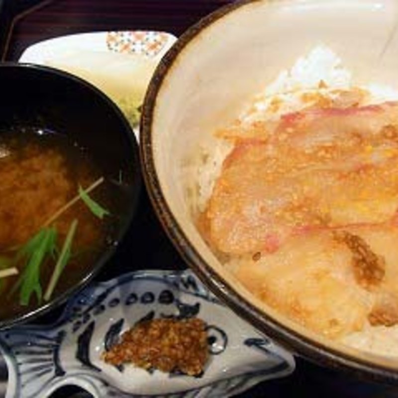 鯛のゴマ味噌丼(はしたて)