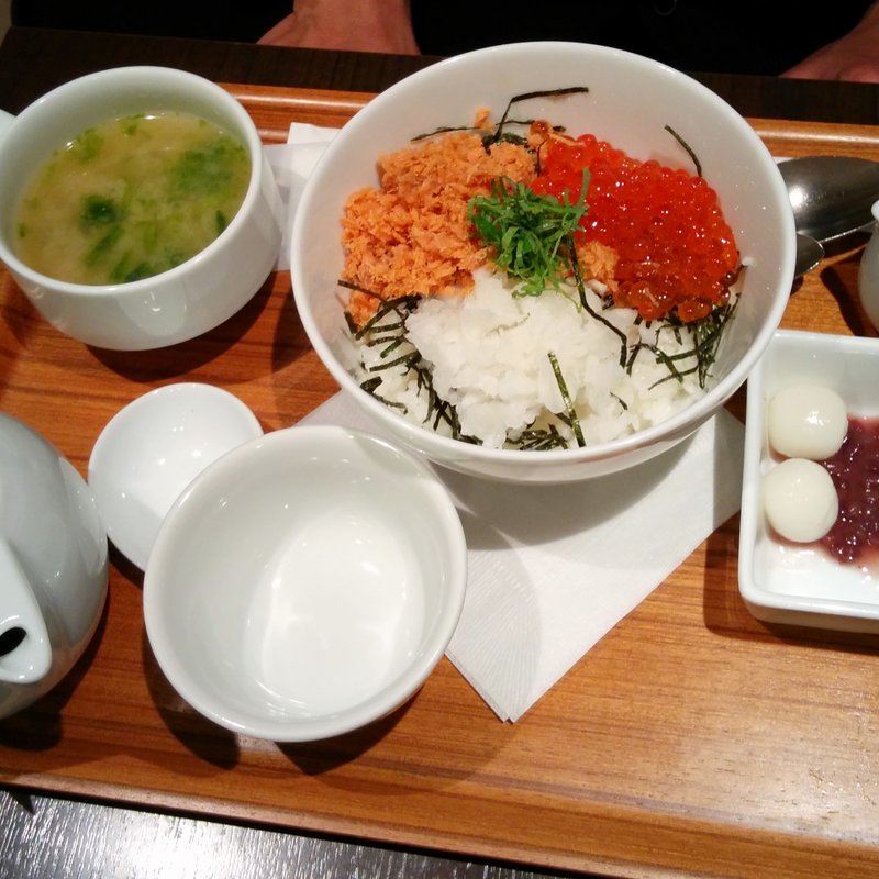 ランチセットD いくら鮭の親子丼(ナナズグリーンティー 横浜岡田屋モアーズ店)
