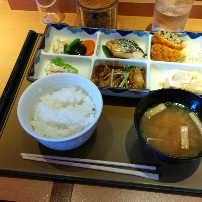 彩定食(やよい軒 日の出町店)