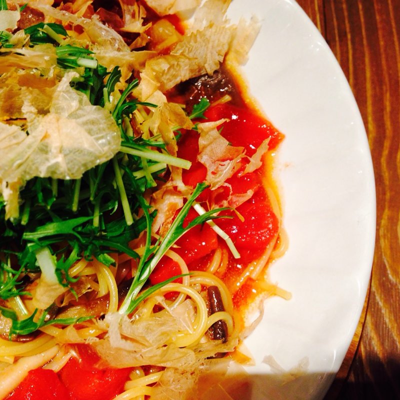 豚肉と花かつおのトマト風味和パスタ (こなな なんばパークス店)