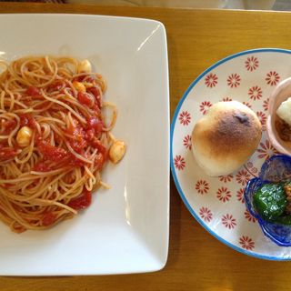 モッツァレラチーズとトマトのパスタ(花七曜)