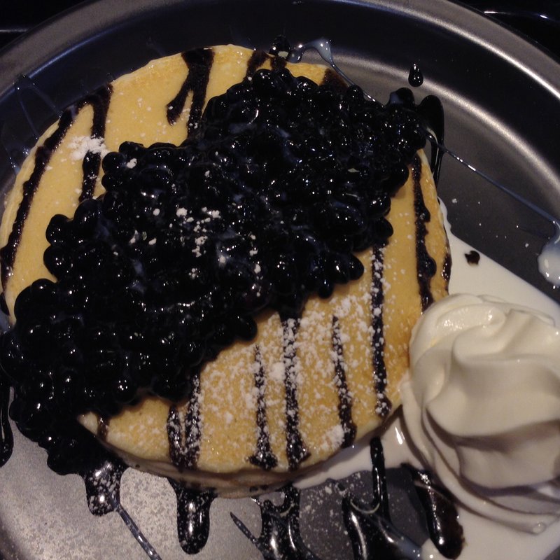 デザートパンケーキ 黒豆と練乳黒ゴマソース(キタノセレクションカフェ)