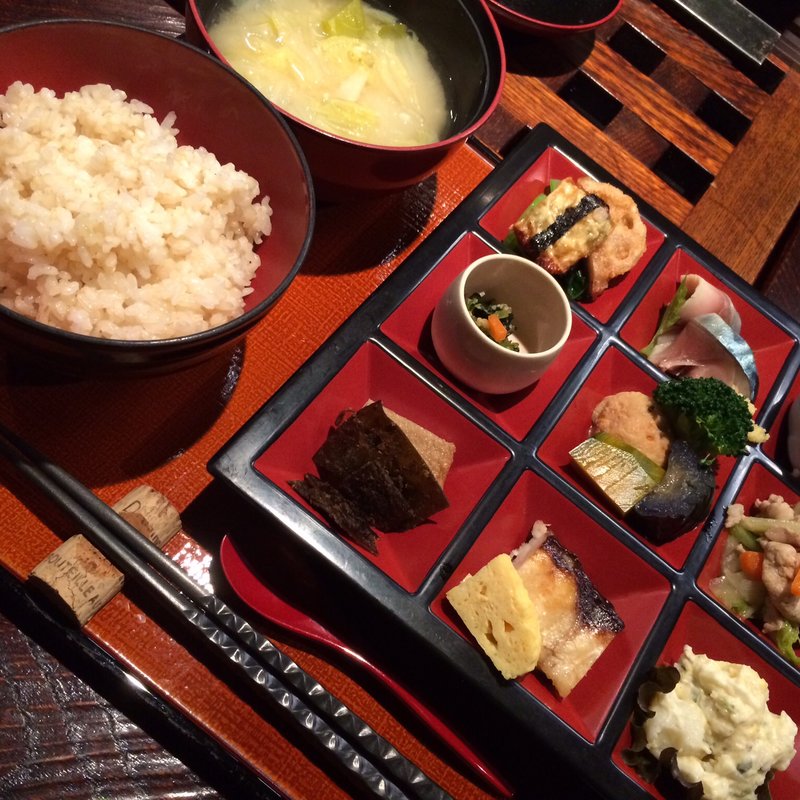 にぎやかおばんざい定食(酒肴人 三昧人 （しゅこうじん　ざんまいじん）)