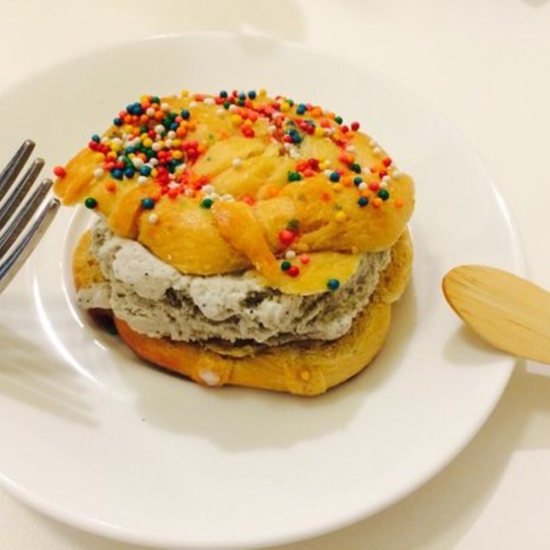 Black sesame gelato sandwich(Via Gelato)