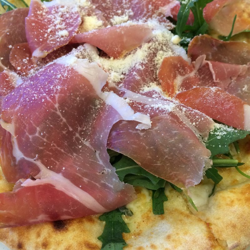 生ハムとルッコラのピザ(ピッツェリアディーノ)