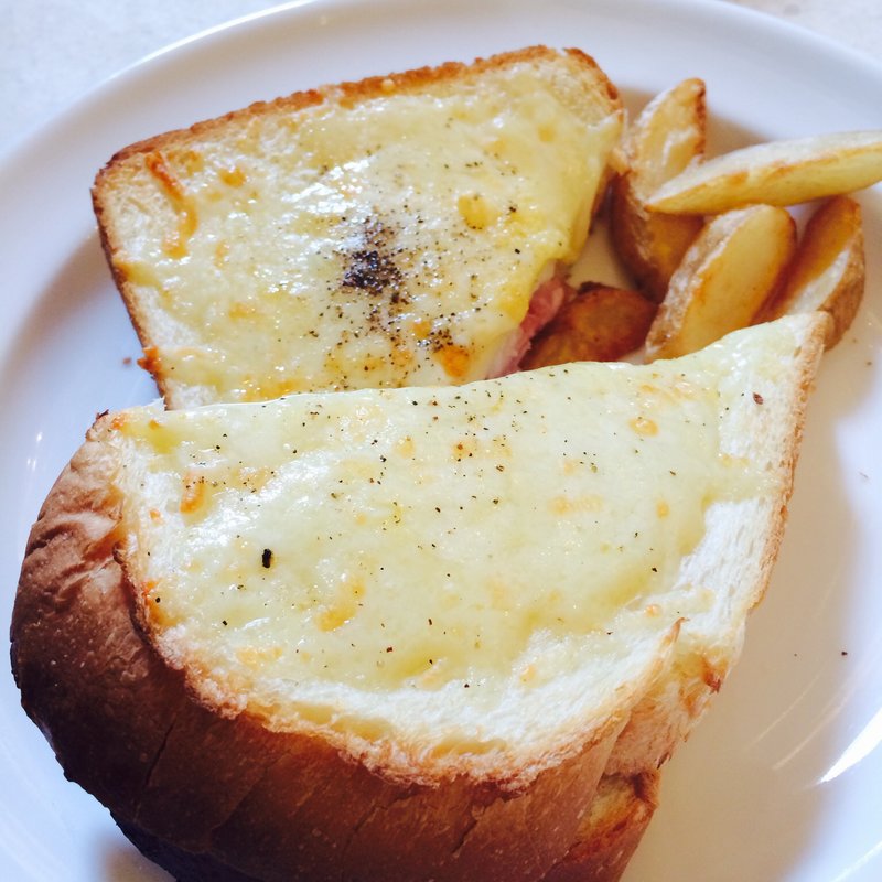 トリュフハムとグリュイエールチーズのクロックムッシュ(アニヴェルセル カフェ 表参道)