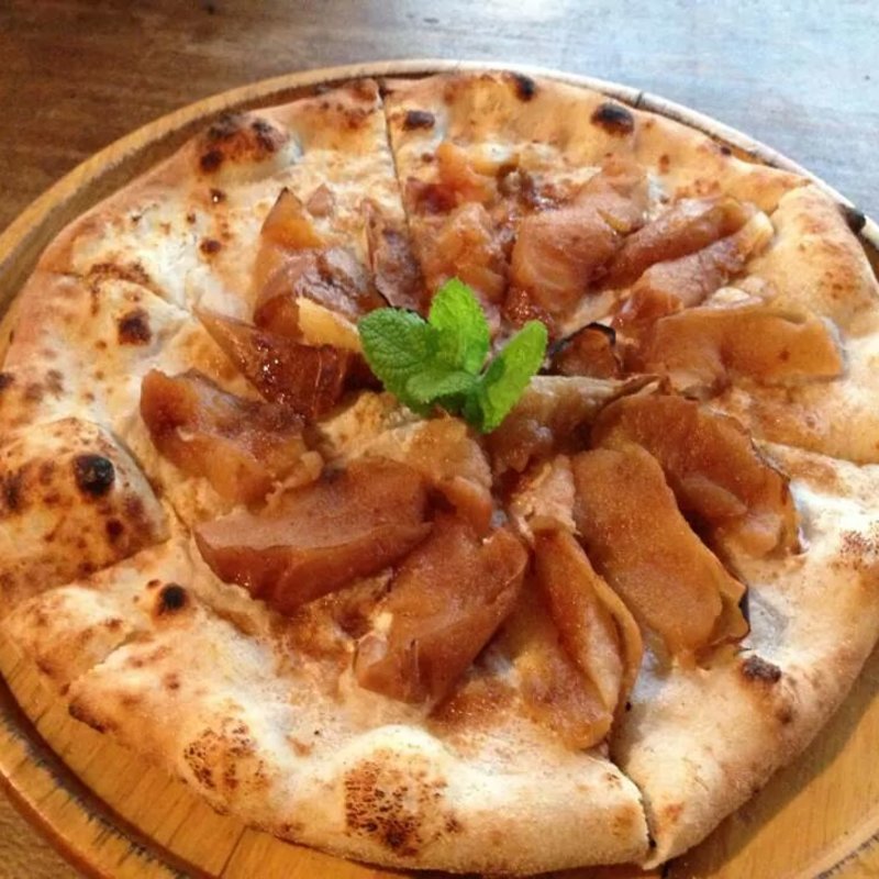 焼きりんごのピッツァ(茶屋雨巻)