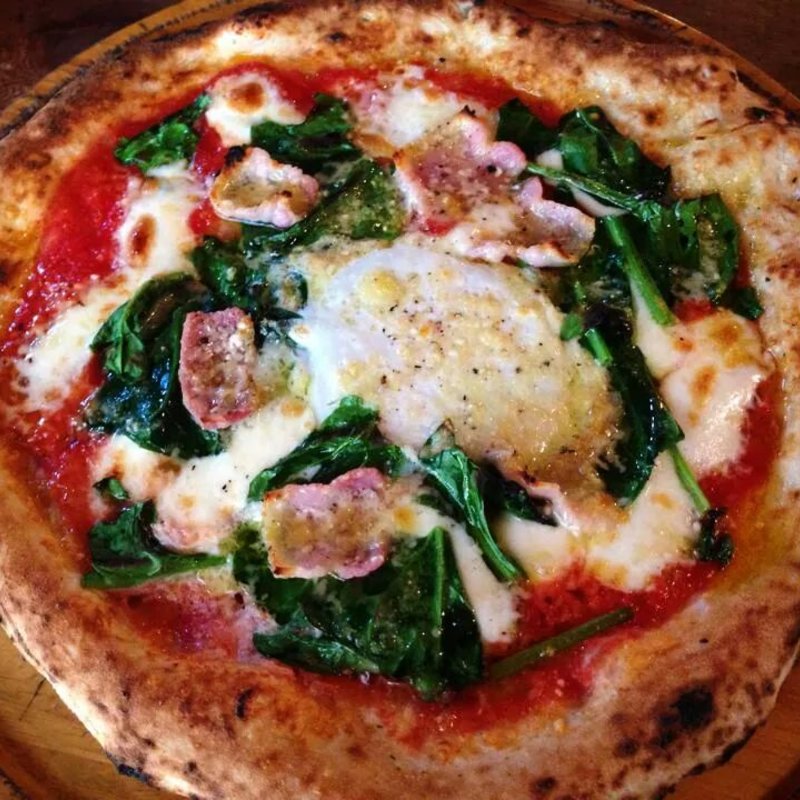 サルシッチァと青菜のピッツァ(茶屋雨巻)