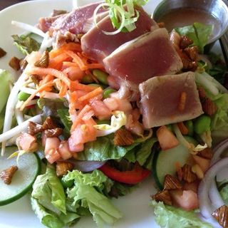 Seared Ahi Salad(Uahi Island Grill)