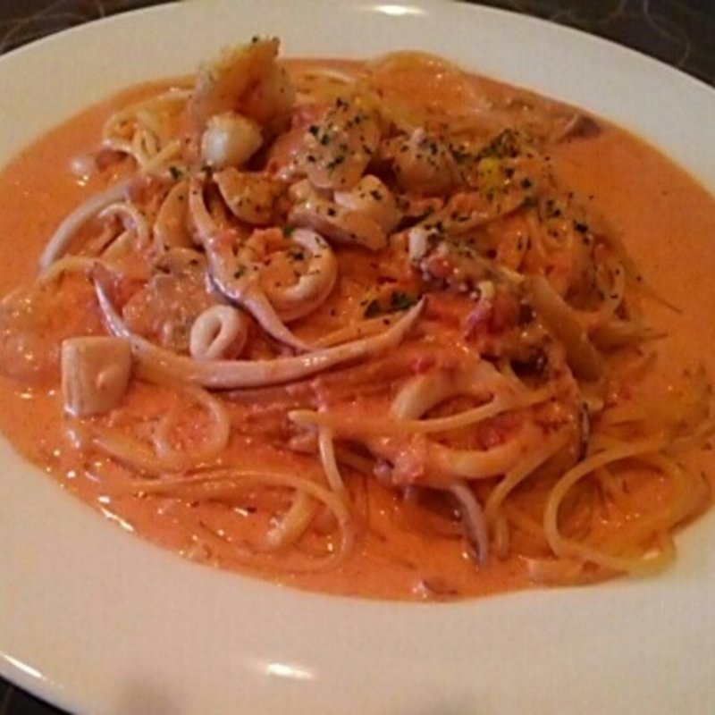 小海老とイカと貝柱のトマトクリームパスタ(プルチーノ )